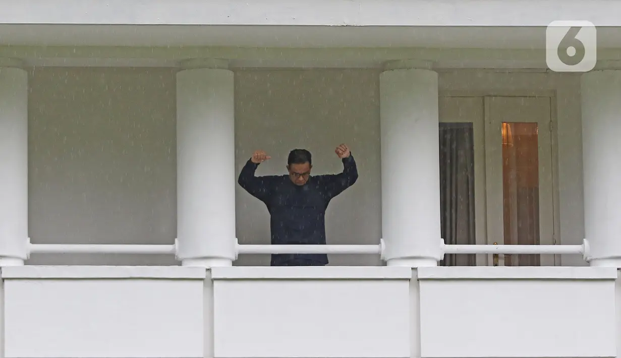 Gubernur DKI Jakarta Anies Baswedan saat berolahraga di balkon rumah dinas, Menteng, Jakarta Pusat, Kamis (3/12/2020). Anies Baswedan yang masih melakukan isolasi mandiri di rumah dinas gubernur karena positif Covid-19 menyempatkan diri untuk berolahraga pada pagi ini (Liputan6.com/Herman Zakharia)