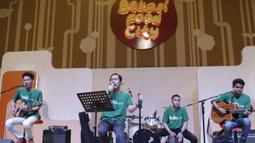 Penampilan band menjadi pembuka acara nonton bareng Chelsea melawan Liverpool yang diadakan oleh Bola.com. (Bola.com/Vitalis Yogi Trisna)