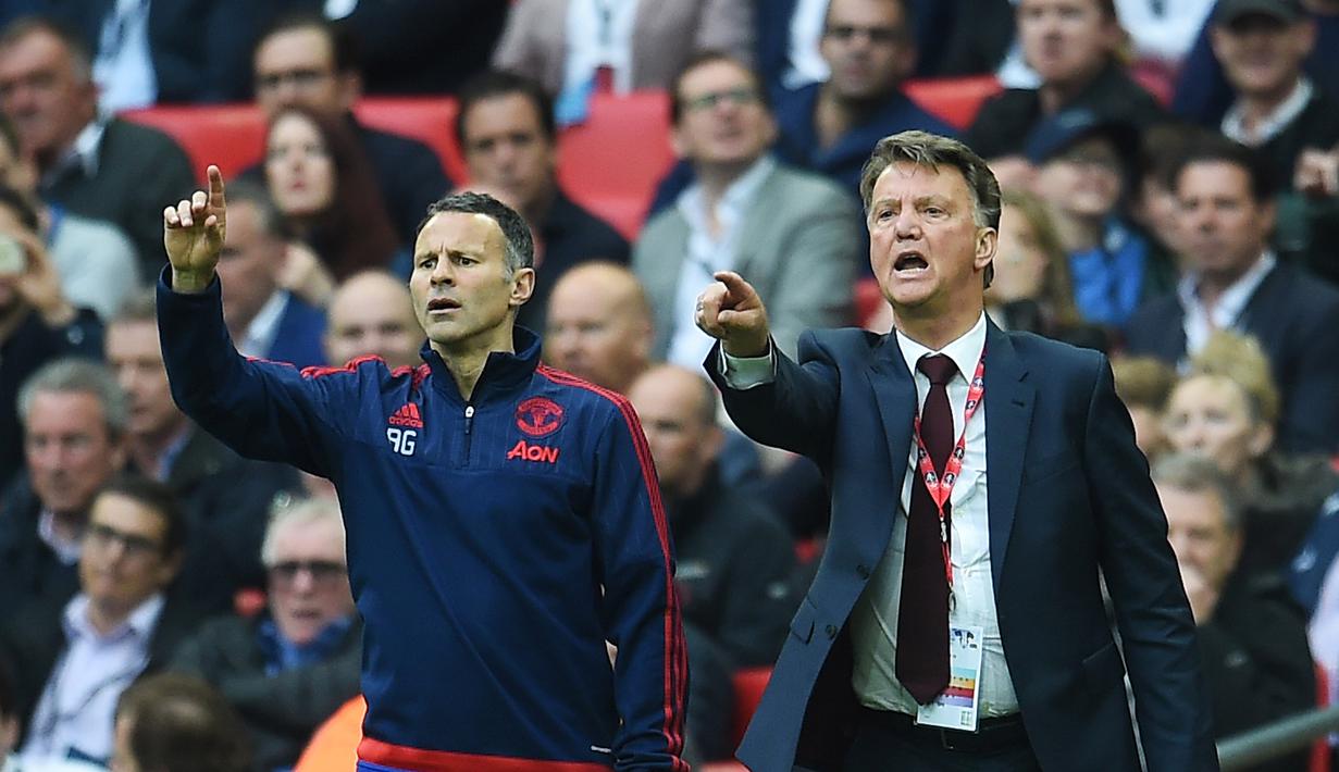 Louis Van Gaal (kanan) dan asisten pelatih, Ryan Giggs (kiri) didepak dan mundur dari Manchester United seiring datangnya Jose Mourinho. (EPA/Andy Rain)