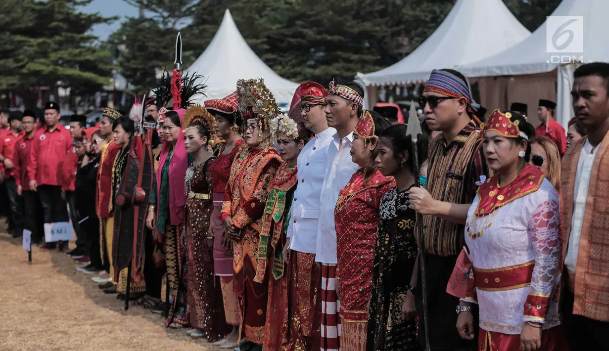 Ratusan kader dan simpatisan partai PDIP mengenakan baju adat saat hadir mengikuti upacara HUT ke-74 RI di Jakarta, Sabtu (17/8/2019). Upacara HUT ke-74 Kemerdekaan RI tersebut diikuti ribuan kader dan simpatisan partai PDIP. (Liputan6.com/Faizal Fanani)