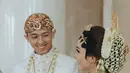 Beskap tersebut  dilengkapi dengan kain batik sebagai bawahan dan blangkon. [@morden.co].