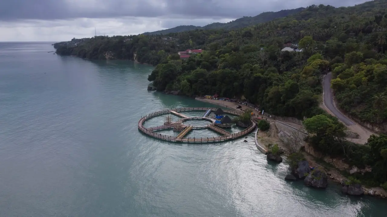 Jembatan Lapoili di Buton Selatan, menawarkan wisata laut yang menyerupai maldives.