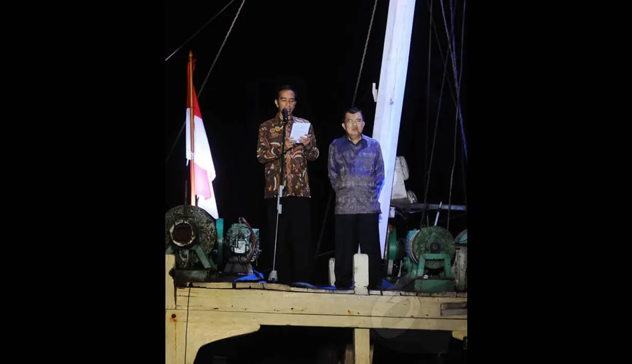 Presiden terpilih tersebut dan wakilnya tampak berdiri di atas kapal layar mesin Hati Buana Setia di Pelabuhan Sunda Kelapa, Jakarta, Selasa (22/7/14). (Istimewa)