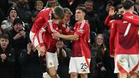 Penyerang Manchester United asal Denmark #09, Rasmus Hojlund (2L), merayakan gol ketiganya bersama rekan satu timnya selama pertandingan Europa League antara Manchester United dan Bodoe/Glimt di stadion Old Trafford di Manchester, Inggris barat laut, Jumat (29/11/2024). (Oli SCARFF/AFP)