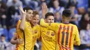 Para pemain Barcelona merayakan gol Ivan Rakitic saat melawan Deportivo La Coruna pada lanjutan La Liga di Stadion Riazor, La Coruna, Kamis (21/4/2016) dini hari WIB. (Reuters/Miguel Vidal)