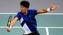 Petenis Korea Selatan, Hyeon Chung mengembalikan bola ke arah petenis Spanyol, Rafael Nadal pada babak kedua Paris Masters di Paris, Rabu (1/11). Nadal mengalahkan Chung 7-5, 6-3 dalam satu jam dan 48 menit. (AP/Francois Mori)