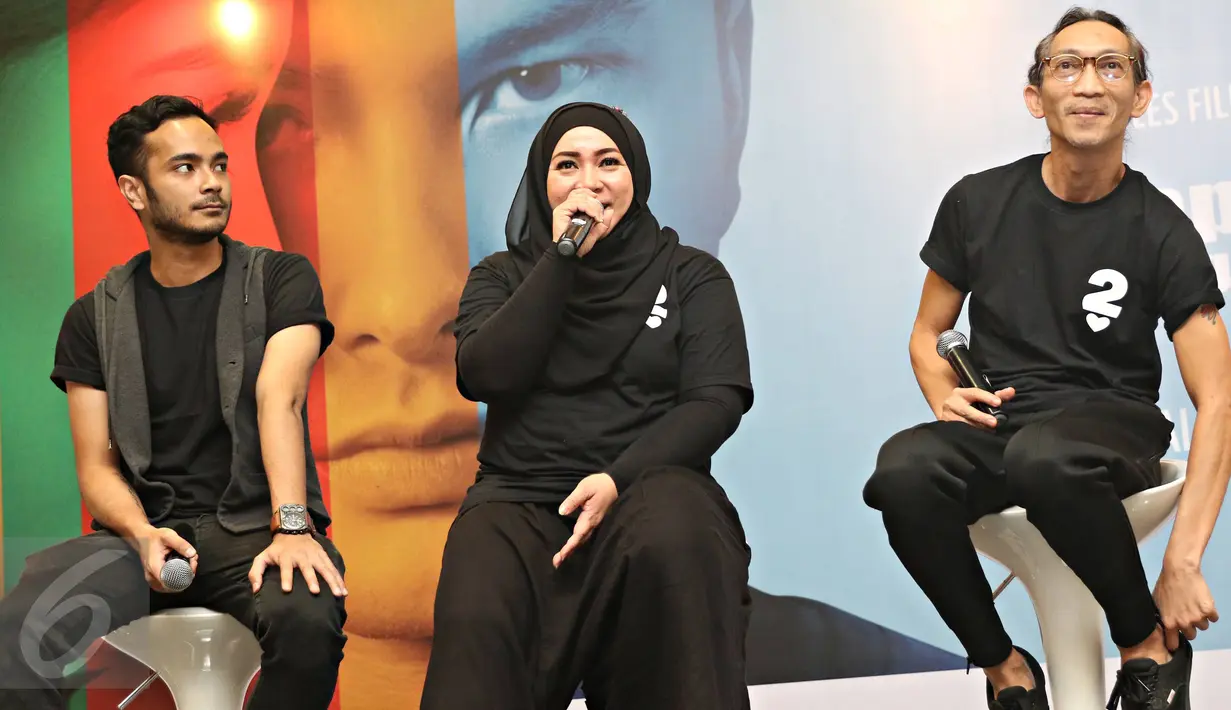 Melly Goeslaw (tengah) memberikan keterangan pers terkait film AADC2 di Jakarta, Senin (15/2/2016). Rencananya AADC 2 mulai tayang di bioskop mulai 28 April 2016. (Liputan6.com/Immanuel Antonius)