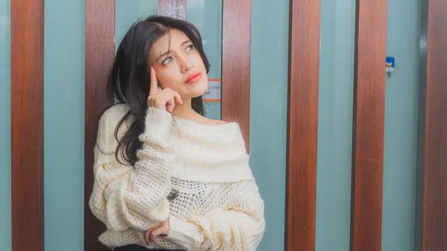 wanita februari tentang overthinking