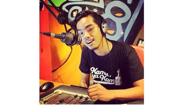 Dodit juga pernah jadi penyiar radio lho, gaya rambutnya klimis banget.