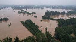 Jutaan orang telah dilanda peristiwa cuaca ekstrem dan gelombang panas berkepanjangan di seluruh dunia dalam beberapa pekan terakhir, peristiwa yang menurut para ilmuwan diperburuk oleh perubahan iklim. (Jade Gao / AFP)