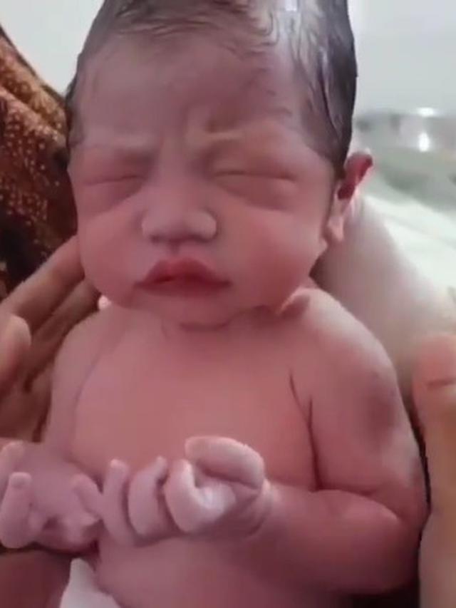 Viral Video Bayi Tampak Berdoa Usai Dilahirkan, Bikin Kagum