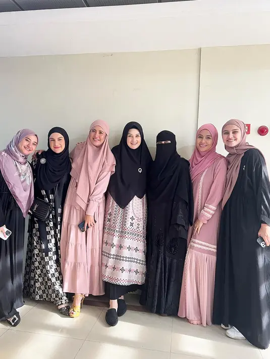 Ternyata momen Mona Ratuliu berhijab ketika ia menghadiri kajian yang diselenggarakan oleh Umi Pipik. Ia memadukan hijab hitamnya dengan gamis bernuansa merah muda pastel, dan rok panjang hitam. [Foto: Instagram/monaratuliu]