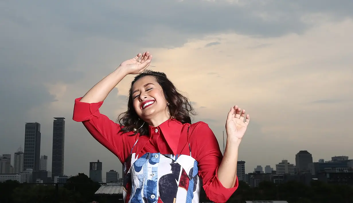 "Sempet sekitar dua minggu sembunyi-sembunyi dari suami, karena ini buat surprise kan. Lama-lama dia curiga karena aku bilangnya ke mana, tapi sopir ditelepon ada di tempat lain," tutur Widi. (Bambang E Ros/Bintang.com)