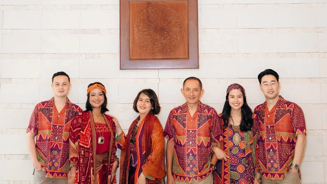 Bergaya Etnik, Ini 7 Pemotretan Keluarga Besar Maudy Ayunda yang Kompak