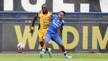 Pemain Persib Bandung, Beckham Putra (kanan) berebut bola dengan pemain Persija Jakarta, Allano De Souza Lima dalam laga lanjutan BRI Super League 2025/2026 di Stadion Gelora Bandung Lautan Api, Bandung, Minggu (11/01/2026). (Bola.com/Abdul Aziz)