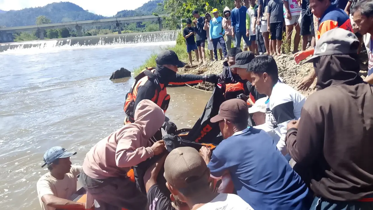 Tim SAR Gabungan akhirnya berhasil menemukan Nazar Muhammad Nur (15), remaja yang dilaporkan hilang terseret arus di Bendungan Desa Pangkusa, Kecamatan Sangkub, Kabupaten Bolaang Mongondow Utara (Bolmut). (Liputan6.com/Yoseph)