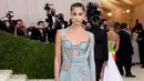 Model dan aktris Amerika Taylor Hill tampil memesona bak dewi Aphrodite dalam pale blue gown rancangan Atelier Versace yang terinspirasi dari seorang prajurit. (Instagram/Versace).