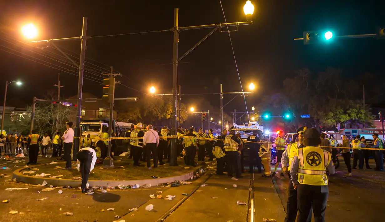 Aparat kepolisian terlihat di lokasi sebuah truk pickup yang menabrak Parade Mardi Gras di New Orleans, Sabtu (25/2). Truk itu menabrak tiga kendaraan lain sebelum membelok ke kerumunan penonton parade. (Chris Granger/NOLA.com The Times-Picayune via AP)