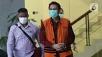 Mantan Wakil Ketua DPR RI, Azis Syamsuddin (kanan) usai menjalani pemeriksaan di Gedung KPK, Jakarta, Senin (22/11/2021). KPK memeriksa Azis Syamsuddin sebagai tersangka dalam kasus dugaan pemberian suap pencairan anggaran DAK Kabupaten Lampung Tengah tahun 2017. (Liputan6.com/Helmi Fithriansyah)