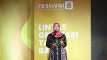 Siti Rahmawati, mewakili almarhumah Norbaiti Isran Noor menerima Anugerah Inspiratif Liputan6.com dalam acara Festival 6, Lintas Generasi Tanpa Batas di The Dome Senayan Park, Sabtu (8/7/2023). (Liputan6.com/Angga Yuniar)