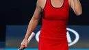 Simona Halep tersenyum usai mengalahkan Naomi Osaka di putaran keempat di kejuaraan tenis Australia Terbuka di Melbourne, (22/1). Halep akan tampil di perempat final ketiganya dari empat grand slam terakhirnya. (AP Photo / Ng Han Guan)