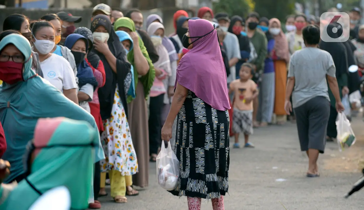 Antrean warga sekitar perumahan Villa Pamulang mengambil paket sembako gratis bernama “Jumat Berkah” yang digantung di Tangerang Selatan, Jumat (28/8/2020). Setiap Jumat selama pandemi, warga perumahan itu mendonasikan sembako untuk warga sekitar yang terdampak COVID-19. (merdeka.com/Dwi Narwoko)