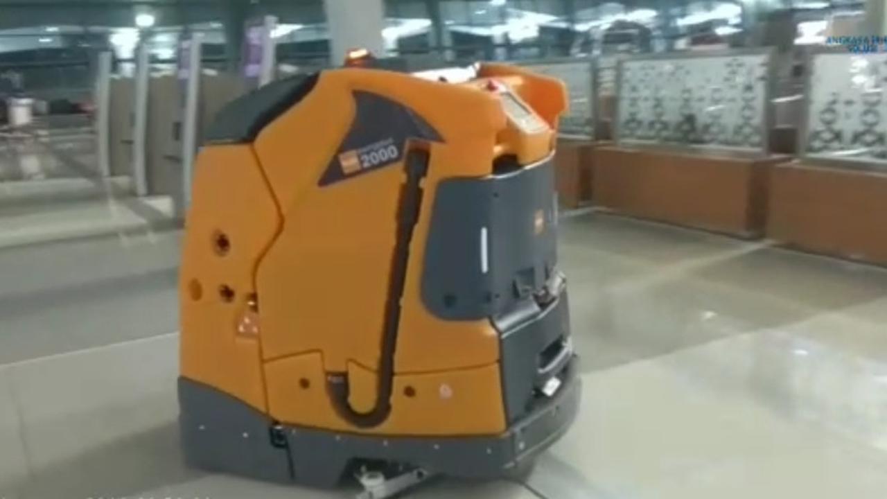 Robot pembersih lantai di Bandara Soetta