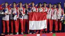 Pemain dan pelatih tim beregu putra Indonesia merayakan gelar juara cabang bulutangkis SEA Games 2019 di Multinlupa Sport Center, Rabu (4/12). Indonesia meraih emas setelah menang 3-1 atas Malaysia. (Bola.com/M Iqbal Ichsan)