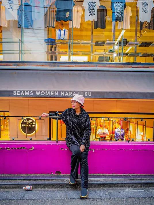Ashanty bergaya kasual dengan all black outfit. Hoodie hitam dipadu celana panjang dan alas kaki yang semuanya juga berwarna hitam, Ashanty tampil stylish dengan bucket hat merah muda. Foto: Instagram.