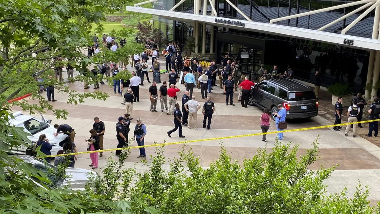 Lima orang, termasuk pelaku penembakan di sebuah rumah sakit di Oklahoma, Amerika Serikat, tewas di lokasi kejadian. (Ian Maule/Tulsa World via AP)