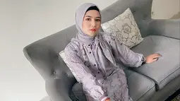 Tampil memakai hijab abu-abu senada dengan busanya serta makeup flawless, seleb yang akan menikah dengan Qausar Hata hari ini Jumat (20/5/2022) disebut kian cantik. Banyak penggemar yang memuji penampilannya tampak anggun.(Liputan6.com/IG/@masayuclara)