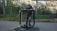 Seorang lansia berolahraga di sebuah taman di Beograd, Serbia (21/4/2020). Waktu tersebut bisa dimanfaatkan untuk berolahraga di taman atau jalan-jalan ringan dengan jarak maksimum 600 meter dari tempat tinggal. (AFP/Oliver Bunic)