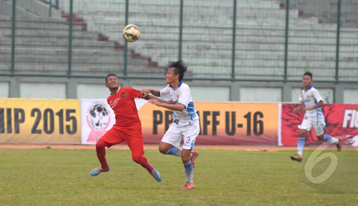 Bek Persib U-16 Reza (kanan) berebut bola di udara dengan pemain timnas U-16 (kiri) di laga uji coba melawan Persib U-16 di Stadion Siliwangi, Bandung, Jumat (27/2/2015). Timnas U16 Indonesia menang 4-2 atas Persib U16. (Liputan6.com/Andrian M Tunay)