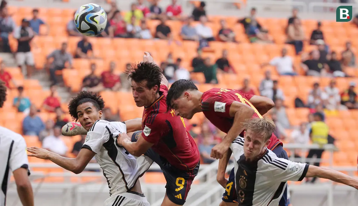 <p>Pemain Timnas&nbsp;Spanyol U-17,&nbsp;Marc Guiu (tengah), gagal memanfaatkan bola hasil tendangan sudut&nbsp;saat pertandingan perempat final Piala Dunia U-17 2023 melawan Jerman U-17 yang berlangsung di Jakarta International Stadium, Jumat (24/11/2023). (Bola.com/M Iqbal Ichsan)</p>