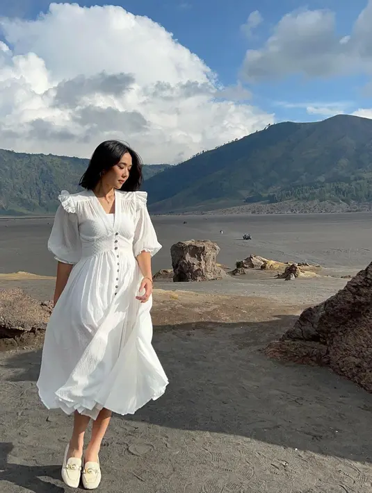 Tampil mengenakan dress putih, mantan istri Gading Marten ini mengunggah potretnya saat berada di lautan pasir Gunung Bromo. Banyak netizen dan penggemarnya pun turut memuji penampilannya tersebut. (Instagram/gisel_la)