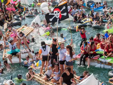 Ribuan orang berdatangan mendayung perahu rakitan buatan mereka di pelabuhan kota Basque San Sebastian utara selama acara "Abordaje", yang disebut oleh "Donostiako Piratak" (Pirates of San Sebastian), (12/8). (AFP Photo/Gari Garaialde)