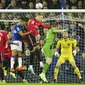 Penjaga gawang Manchester United David de Gea menyaksikan kiper Everton Jordan Pickford bergabung dengan rekan satunya di kotak penalti pada menit-menit terakhir pertandingan Liga Inggris di Stadion Goodison Park, Liverpool, Senin (10/10/2022) dini hari WIB. MU menang 2-1 atas Everton. (AP Photo/Jon Super)