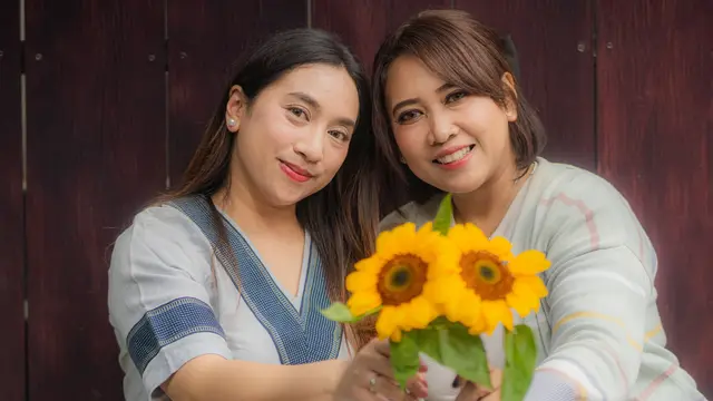 wanita januari dengan bunga matahari