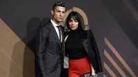 Striker Real Madrid, Cristiano Ronaldo dan kekasihnya, Georgina Rodriguez, berpose saat menghadiri acara Quina Awards di Lisbon, Portugal, Senin (19/3/2018). Georgina tetap tampil cantik meski habis melahirkan. (AP/Armando Franca)