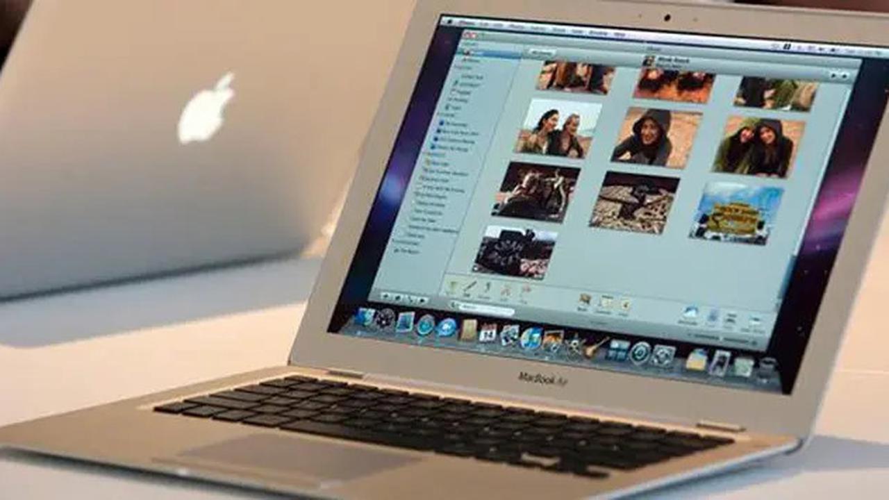 Viral Tukang Batagor Pakai Macbook untuk Jasa Photobooth, Bayar Hanya Rp1.000