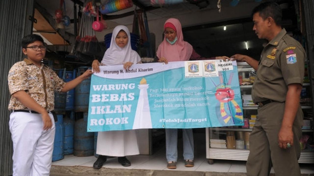 Aksi pelajar turunkan spanduk iklan rokok di warung dekat sekolah