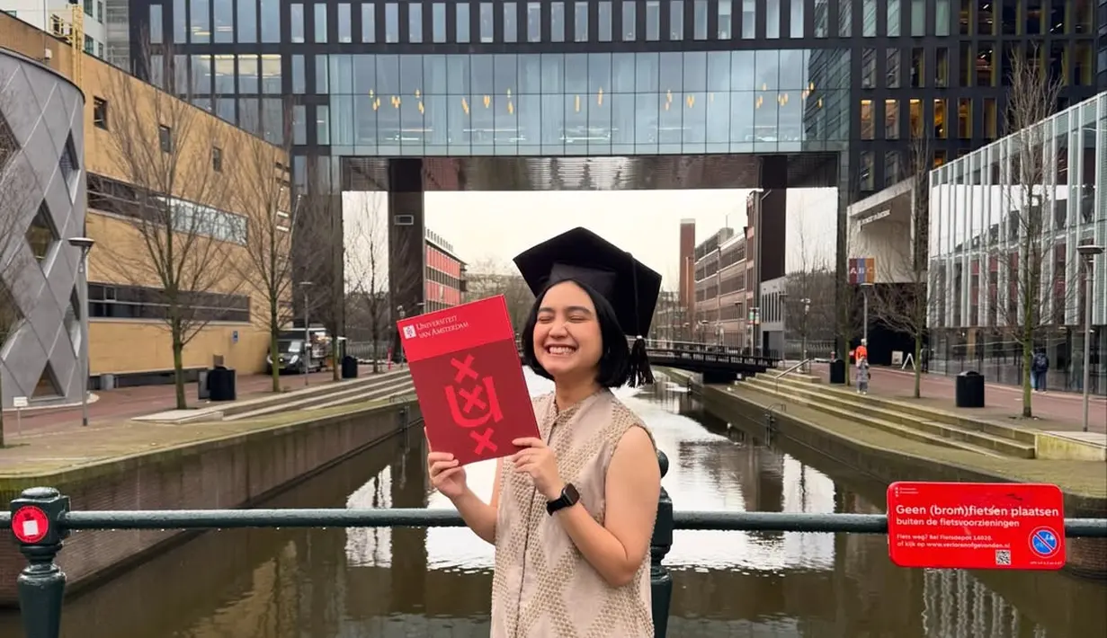 Rachel Amanda baru sempat mengambil ijazah gelar masternya di Belanda setelah dua tahun lulus. Berbeda dengan kebanyakan orang yang effort di momen kelulusan, Rachel Amanda justru pilih tampil simple [@auroramanda95]