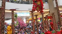 Barongsai Tonggak di Tangcity Mal, Tangerang. (Liputan6.com/Pramita Tristiawati)