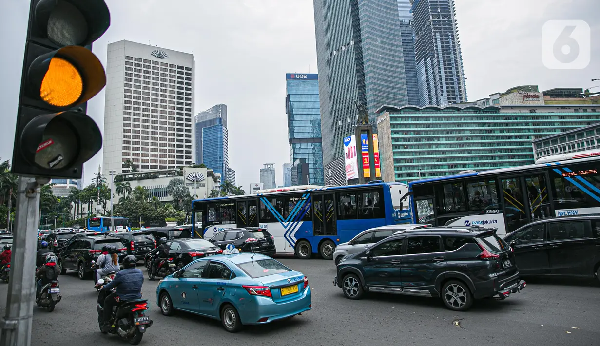 Sejumlah kendaraan terjebak kemacetan di Jalan MH Thamrin, Jakarta, Kamis (15/4/2021). Penumpukan kendaraan pada jam menjelang buka puasa menyebabkan terjadinya kemacetan di sejumlah ruas jalan di Ibu Kota. (Liputan6.com/Faizal Fanani)