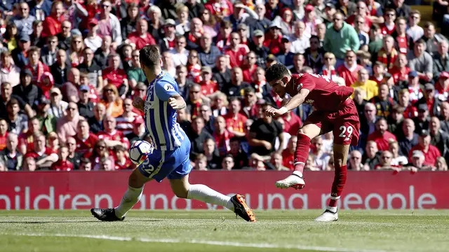 Proses gol striker Liverpool, Dominic Solanke ke gawang Brighton and Hove Albion