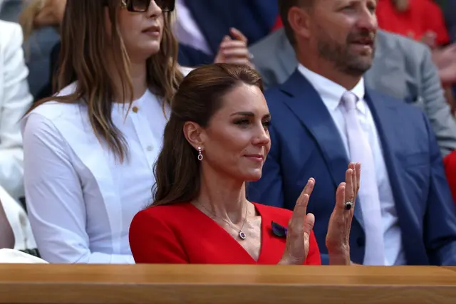 Kate Middleton tampil elegan di Wimbledon 2026 dengan gaun merah menyala (Photo by Adrian Dennis / AFP)
