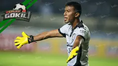 Teja Paku Alam, kiper Sriwijaya FC melakukan aksi heroik menjaga gawang Laskar Wong Kito.