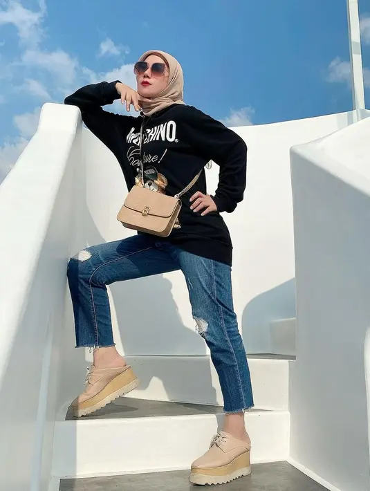 Meskipun banyak tempat olahraga di luar sana, namun Marini lebih suka melakukannya di rumah. setidaknya 7000-9000 langkah sehari. Selain itu, ia mengatakan di usianya yang tak cukup muda masih bisa berlari hingga 5km. (Instagram/monaratuliu)