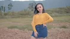 Syahiba Saufa merupakan seorang penyanyi dangdut yang berasal dari Banyuwangi. Namanya sedang naik daun sejak berbagai video penampilannya trending di YouTube Indonesia dan telah ditonton jutaan kali. Walaupun tampil kasual, ia tetap tampak menawan. Liputan6.com/IG/@syahiba_saufa)