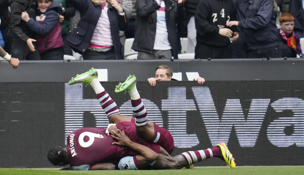 Selebrasi gelandang West Ham United, Michail Antonio (atas) bersama Mohammed Kudus setelah mencetak gol penyeimbang 2-2 ke gawang Liverpool pada laga pekan ke-35 Premier League 2023/2024 di London Stadium, London, Sabtu (27/4/2024). (AP Photo/Kin Cheung)